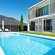 Villa architecturale avec piscine entourée par une clôture occultante moderne en aluminium - vue sur les montagnes