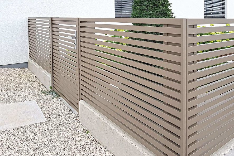 clôture de jardin clair et moderne avec portillon de jardin couleur sable fin sur un socle discret