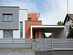 clôture occultante moderne, clôture en aluminium et portail coulissant à lattes transversales larges couleur grise devant une maison design