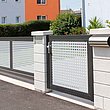 Portail coulissant et portillon de jardin sur clôture bicolore en tôle perforée avec socles muraux en briques