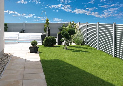 Sichtschutzzaun aus Aluminium mit Lamellen in weiß umzäunt modernen Garten 