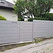 clôture occultante moderne avec portillon de jardin couleur aluminium blanc délimitant le jardin d'une maison unifamiliale