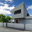clôture moderne en aluminium avec portail coulissant électrique devant une maison design