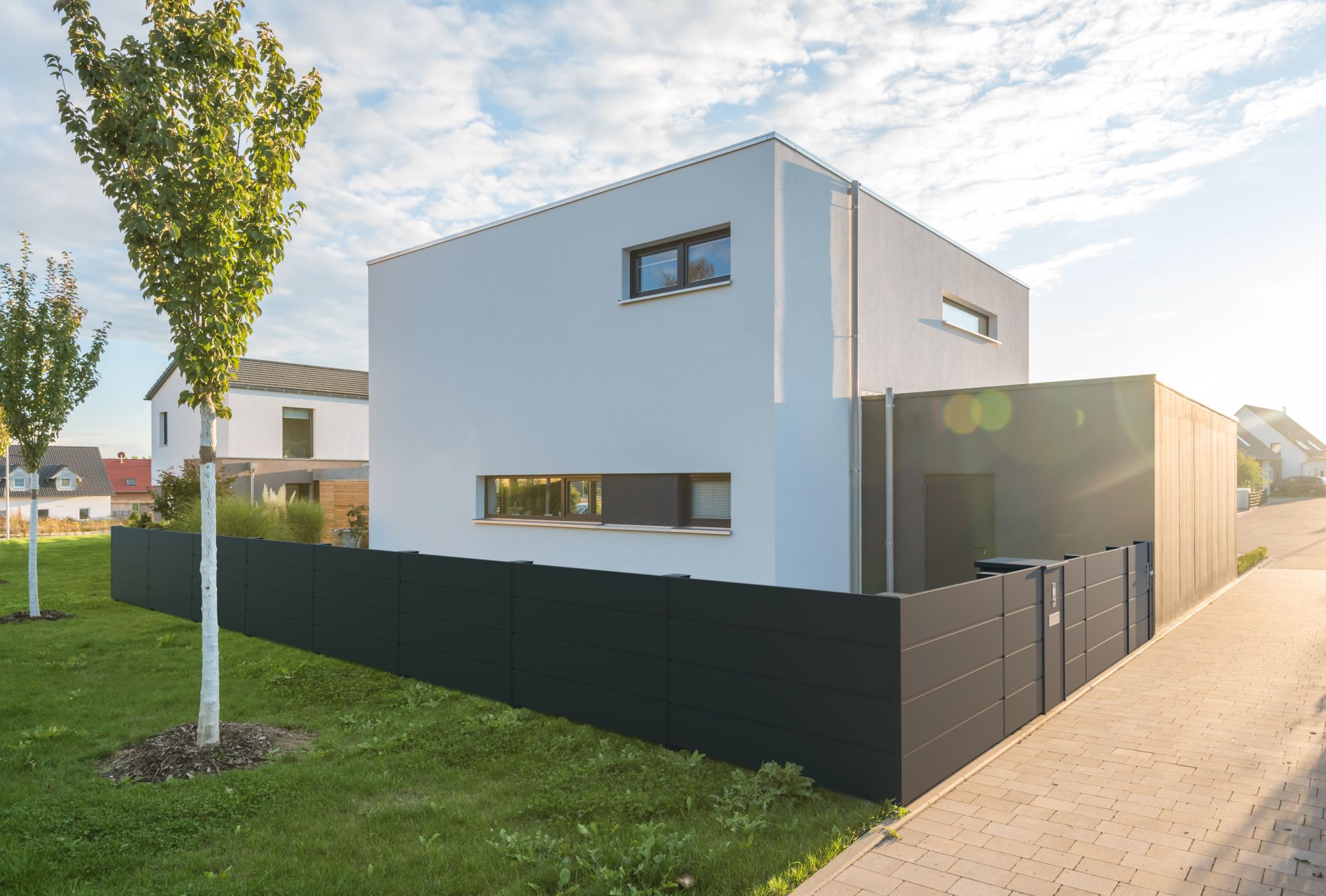 clôture occultante moderne et élégante couleur anthracite devant une maison cubique